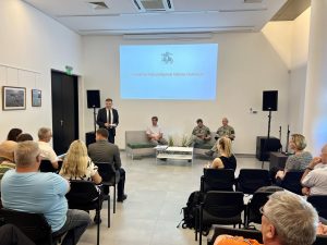  Krašto apsaugos ministerijos atstovai susitiko su gyventojais dėl poligonų steigimo Tauragės ir Šilalės rajonuose