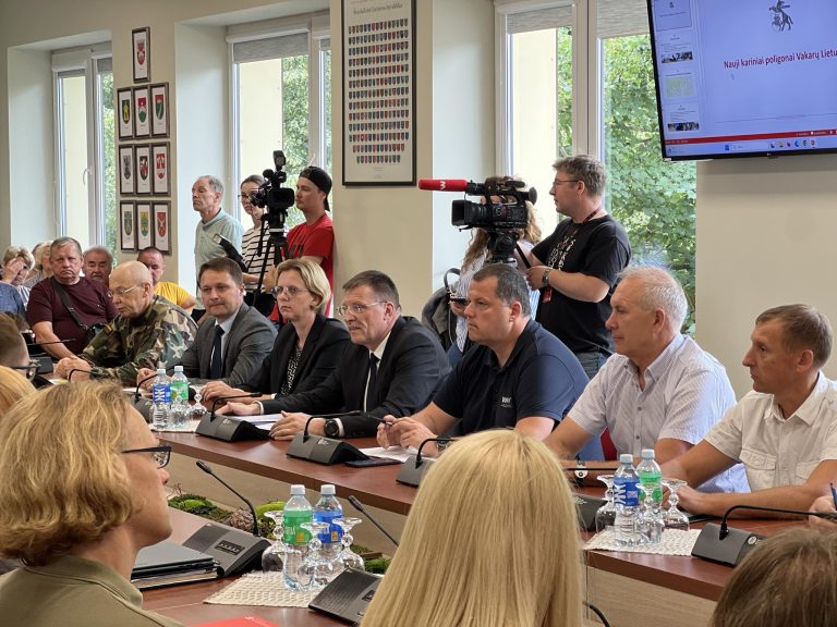 Krašto apsaugos ministerijos atstovai susitiko su gyventojais dėl poligonų steigimo Tauragės ir Šilalės rajonuose