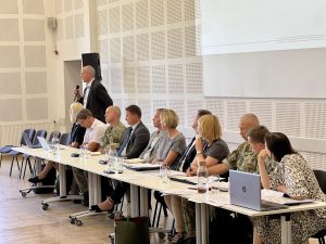 Krašto apsaugos ministerijos atstovai susitiko su gyventojais dėl poligonų steigimo Tauragės ir Šilalės rajonuose