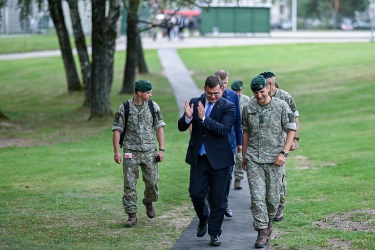  Ministras L. Kasčiūnas: moderniai aprūpintas karys – pasirengusios ir modernios kariuomenės pamatas
