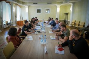  Krašto apsaugos ministras lankosi Ukrainoje: susitiko su gynybos ir strateginių pramonės šakų ministrais