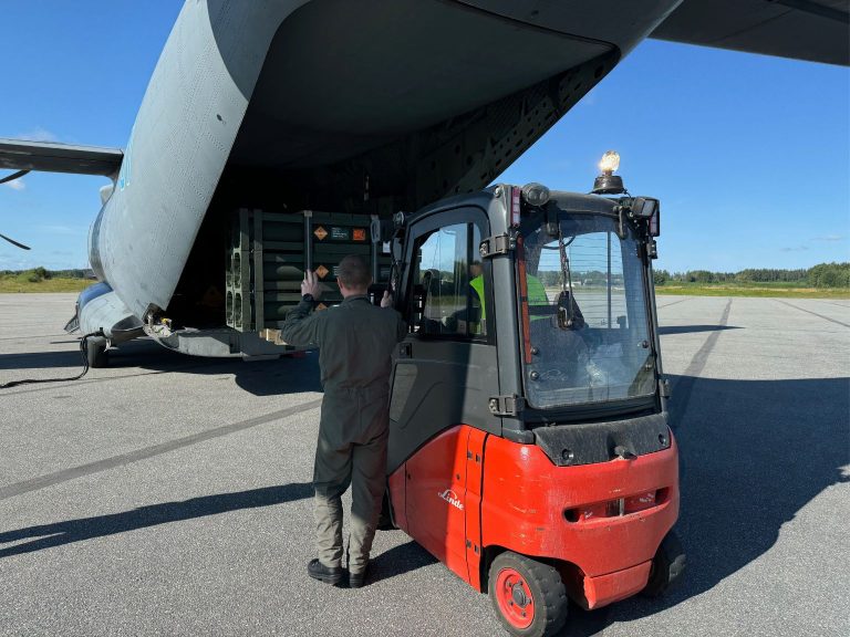 Oro gynyba toliau stiprinama: Lietuvos kariuomenei pristatytos „Bolide“ raketos