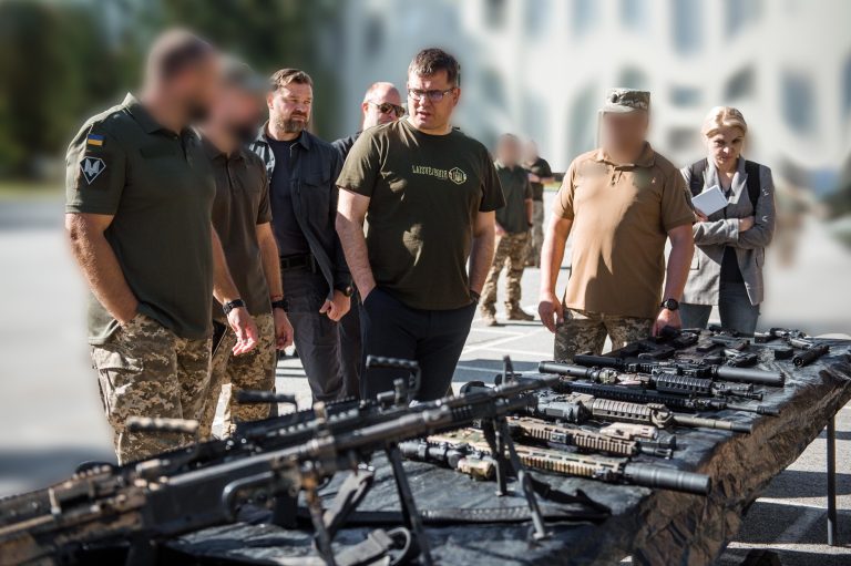 Krašto apsaugos ministras L. Kasčiūnas Ukrainoje apžiūrėjo fortifikacijas, lankėsi dronų centre