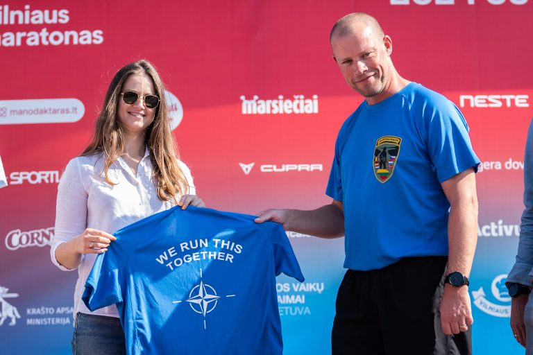 Nepajudinama vienybė: Vilniaus maratone bėgo 1 200 NATO karių