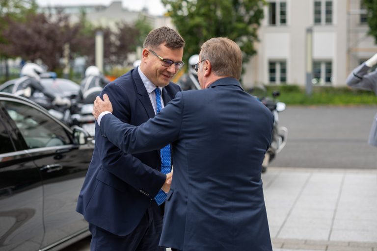  Krašto apsaugos ministras L. Kasčiūnas Berlyne pasirašė sutartį dėl Vokietijos brigados nuolatinio buvimo Lietuvoje