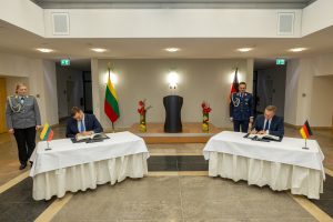  Krašto apsaugos ministras L. Kasčiūnas Berlyne pasirašė sutartį dėl Vokietijos brigados nuolatinio buvimo Lietuvoje