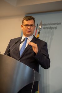  Krašto apsaugos ministras L. Kasčiūnas Berlyne pasirašė sutartį dėl Vokietijos brigados nuolatinio buvimo Lietuvoje