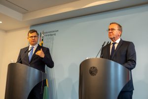  Krašto apsaugos ministras L. Kasčiūnas Berlyne pasirašė sutartį dėl Vokietijos brigados nuolatinio buvimo Lietuvoje