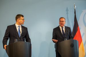  Krašto apsaugos ministras L. Kasčiūnas Berlyne pasirašė sutartį dėl Vokietijos brigados nuolatinio buvimo Lietuvoje