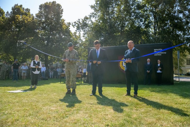 Karo akademijoje atidarytas Bepiločių orlaivių kompetencijų centras
