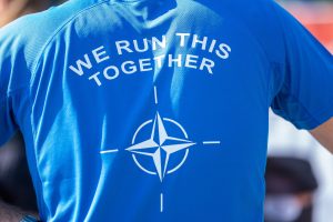  Nepajudinama vienybė: Vilniaus maratone bėgo 1 200 NATO karių