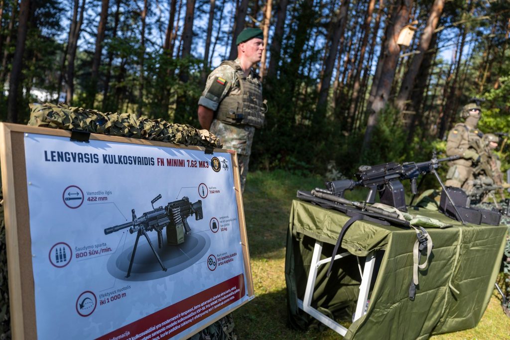 Dėl padidinto biudžeto gynybai anksčiau įsigyti modernūs belgiški kulkosvaidžiai FN MINIMI