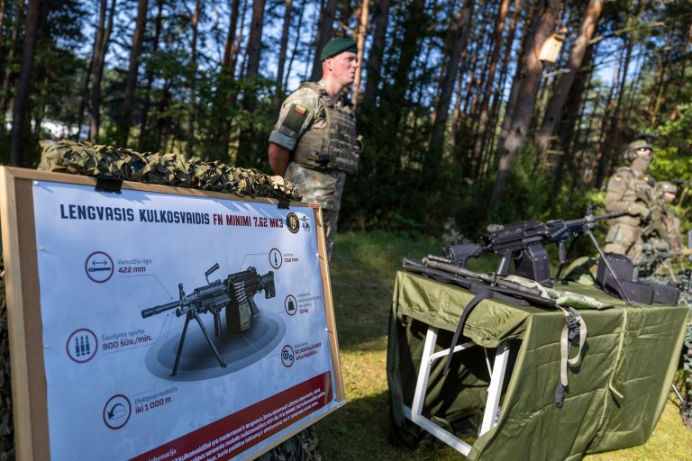 Dėl padidinto biudžeto gynybai anksčiau įsigyti modernūs belgiški kulkosvaidžiai FN MINIMI