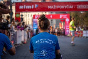  Nepajudinama vienybė: Vilniaus maratone bėgo 1 200 NATO karių