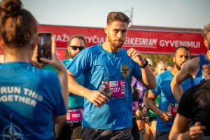  Nepajudinama vienybė: Vilniaus maratone bėgo 1 200 NATO karių