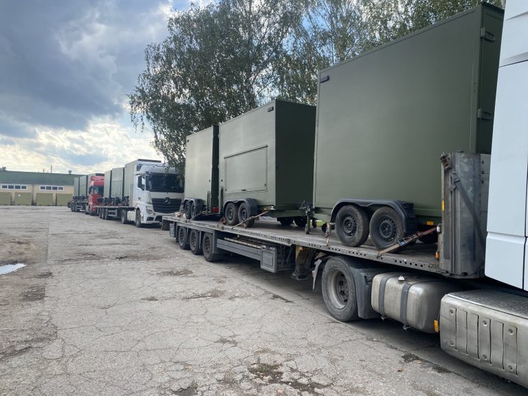 Lietuva perdavė Ukrainai logistinių priemonių, šaudmenų, kompiuterių ir kitos paramos