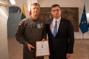  Krašto apsaugos ministras L. Kasčiūnas apdovanojo Lietuvos piliečių evakuacijos iš Beiruto dalyvius