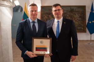  Krašto apsaugos ministras L. Kasčiūnas apdovanojo Lietuvos piliečių evakuacijos iš Beiruto dalyvius
