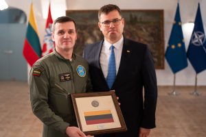  Krašto apsaugos ministras L. Kasčiūnas apdovanojo Lietuvos piliečių evakuacijos iš Beiruto dalyvius