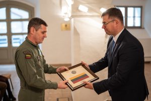  Krašto apsaugos ministras L. Kasčiūnas apdovanojo Lietuvos piliečių evakuacijos iš Beiruto dalyvius