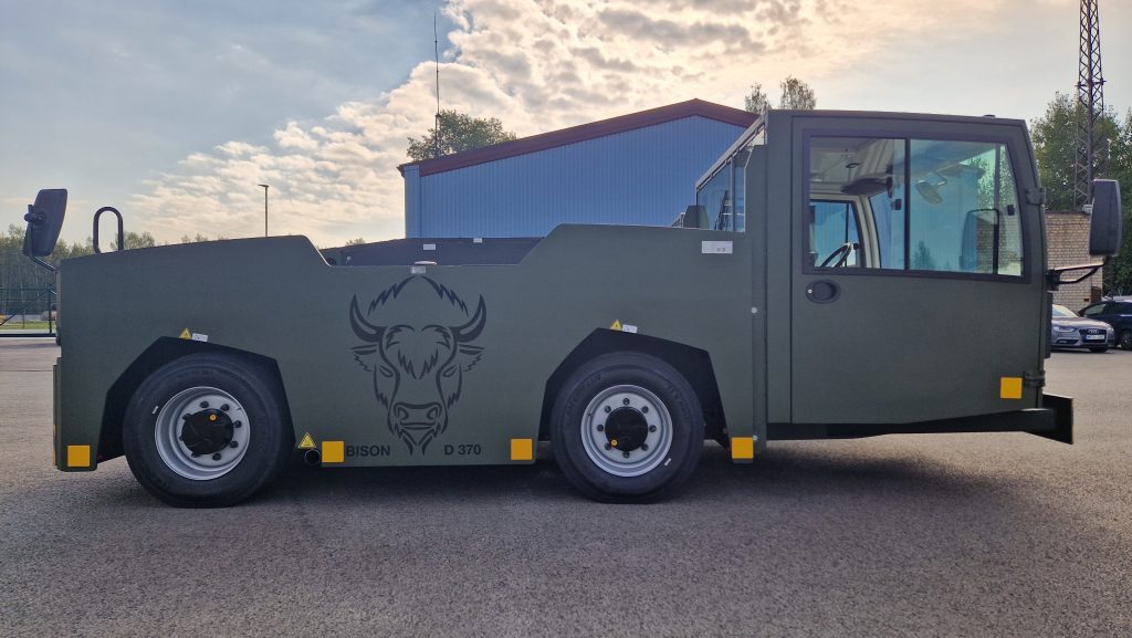 New towing tractors for aircraft delivered to Lithuanian Armed Forces’ sheds 