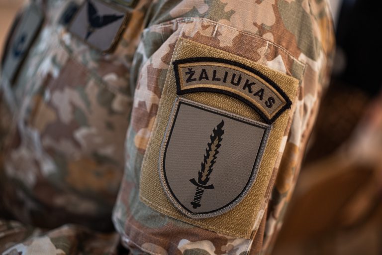  Krašto apsaugos ministras L. Kasčiūnas apdovanojo Lietuvos piliečių evakuacijos iš Beiruto dalyvius