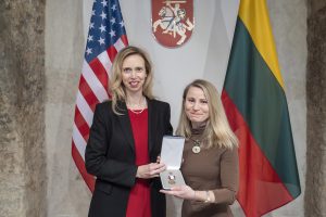  Neeilinis įvertinimas: krašto apsaugos viceministrė Monika Koroliovienė apdovanota JAV gynybos departamento medaliu