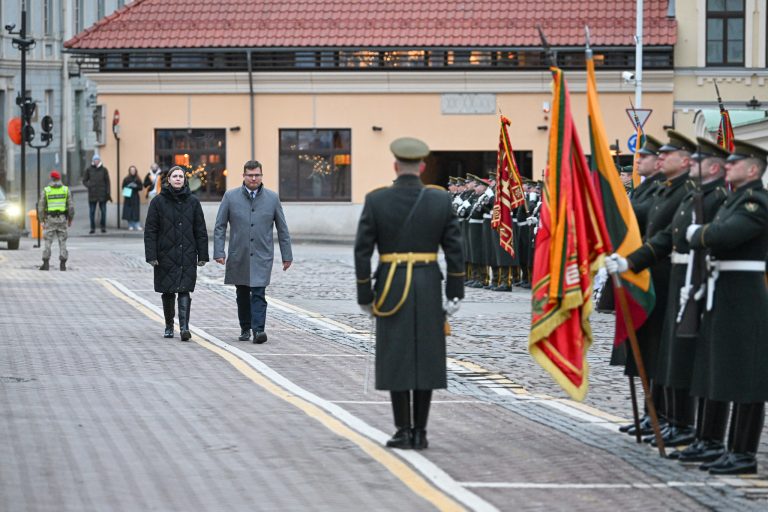 Kadenciją baigęs L. Kasčiūnas Krašto apsaugos ministerijos vėliavą perdavė D. Šakalienei