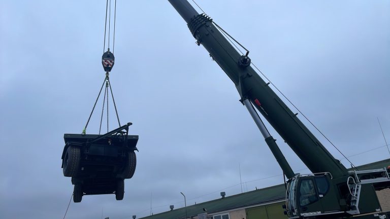 Lietuva perdavė Ukrainai priekabas, šovinius bei amuniciją