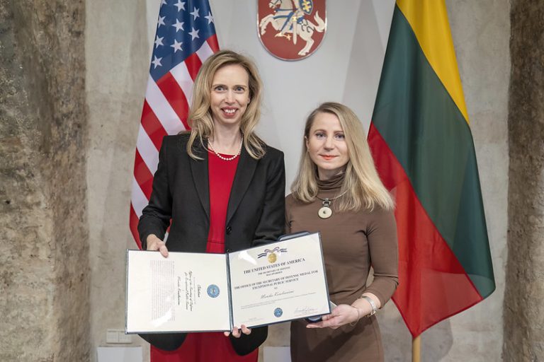 Neeilinis įvertinimas: krašto apsaugos viceministrė Monika Koroliovienė apdovanota JAV gynybos departamento medaliu