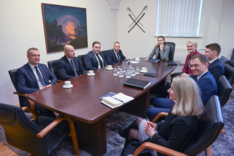 Stiprinamas Krašto apsaugos ministerijos bendradarbiavimas su priežiūros institucijomis