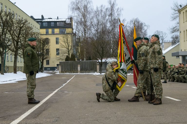 Jaunesniųjų karininkų vadų mokymų priesaika: istorinė diena Lietuvos gynybos ateičiai