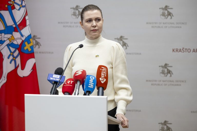 Krašto apsaugos ministrė išvyko vizito į JAV: tik būdami stiprūs ir gerai ginkluoti padėsime Ukrainai