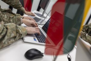  Kibernetiniu saugumu besidomintys jaunuoliai gali tapti Lietuvos „programišių“ rinktinės dalimi