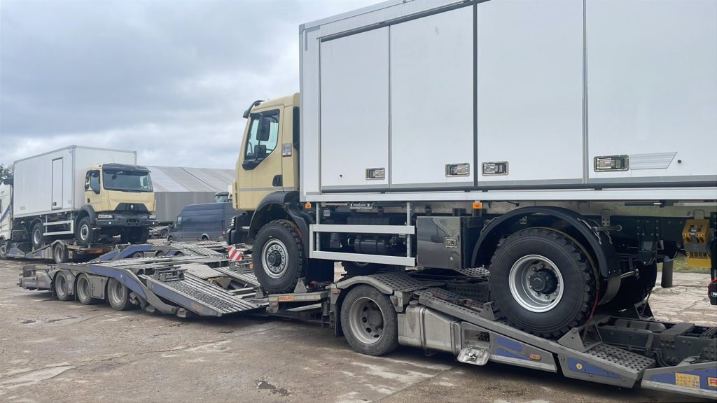 Lietuva Ukrainai perdavė šarvuotų transporterių atsargines dalis ir sunkvežimius