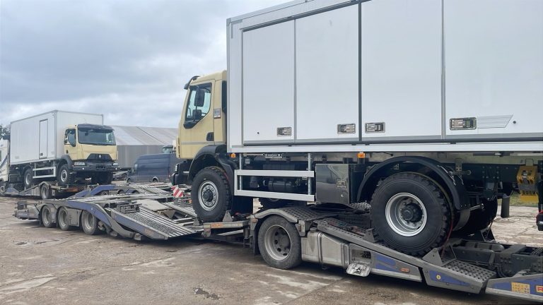 Lietuva Ukrainai perdavė šarvuotų transporterių atsargines dalis ir sunkvežimius