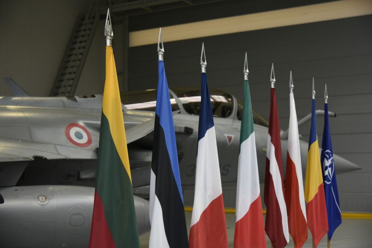 NATO oro policijos misijoje Baltijos šalyse patruliuos Lenkijos ir Rumunijos naikintuvai