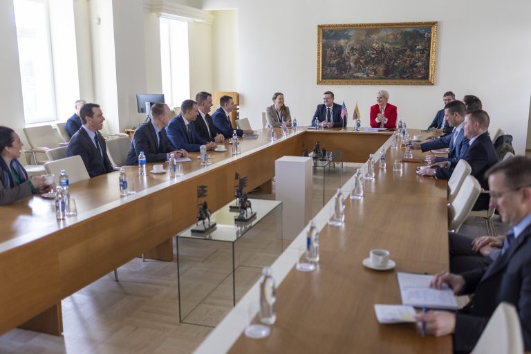 Viceministrė susitiko su Lietuvoje viešinčia JAV Oro pajėgų koledžo kursantų karininkų delegacija