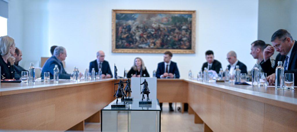 Gynybos ir saugumo pramonės tarybos posėdyje kalbėta apie „žaliąjį koridorių“ gynybos pramonei