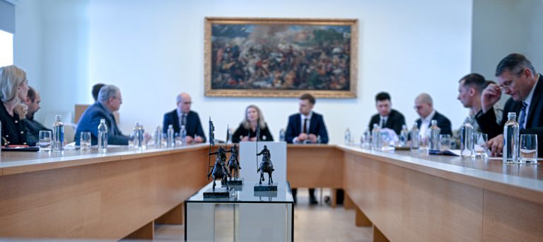 Gynybos ir saugumo pramonės tarybos posėdyje kalbėta apie „žaliąjį koridorių“ gynybos pramonei