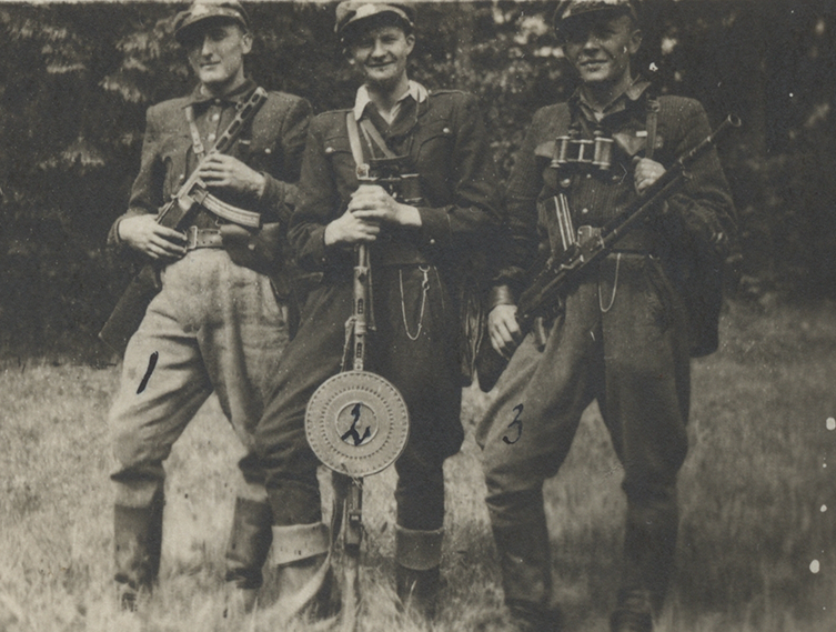 Žemaičių apygardos Kardo rinktinės partizanai. Viduryje Adolfas Jonauskas-Pagirys. Ne vėliau kaip 1949 m. rugsėjo 12 d. Nuotr. iš Lietuvos ypatingojo archyvo