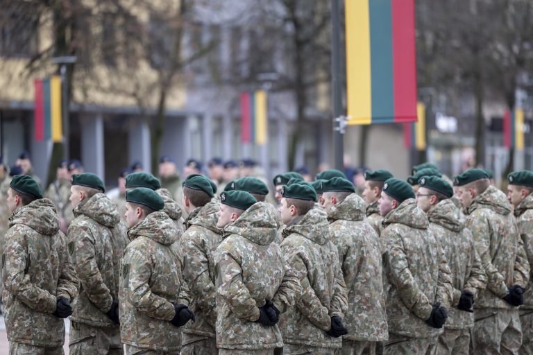 Seimas priėmė įstatymų pataisas – didės karių atlyginimai ir gerės tarnybos sąlygos