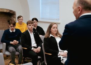 Apdovanoti tvirčiausias žinias pademonstravę Pilietiškumo egzamino nugalėtojai