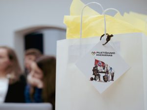  Apdovanoti tvirčiausias žinias pademonstravę Pilietiškumo egzamino nugalėtojai