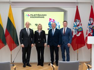  Apdovanoti tvirčiausias žinias pademonstravę Pilietiškumo egzamino nugalėtojai