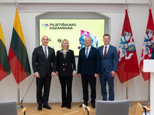  Apdovanoti tvirčiausias žinias pademonstravę Pilietiškumo egzamino nugalėtojai
