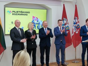  Apdovanoti tvirčiausias žinias pademonstravę Pilietiškumo egzamino nugalėtojai
