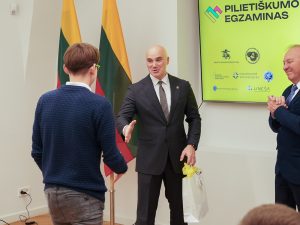  Apdovanoti tvirčiausias žinias pademonstravę Pilietiškumo egzamino nugalėtojai