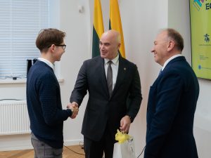  Apdovanoti tvirčiausias žinias pademonstravę Pilietiškumo egzamino nugalėtojai