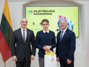  Apdovanoti tvirčiausias žinias pademonstravę Pilietiškumo egzamino nugalėtojai